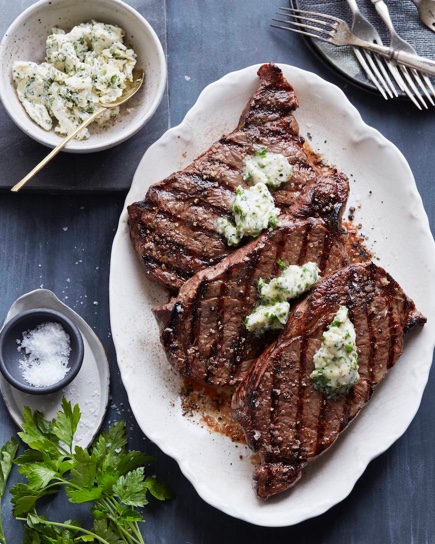 <p>Стейк с овощами и грибами</p>