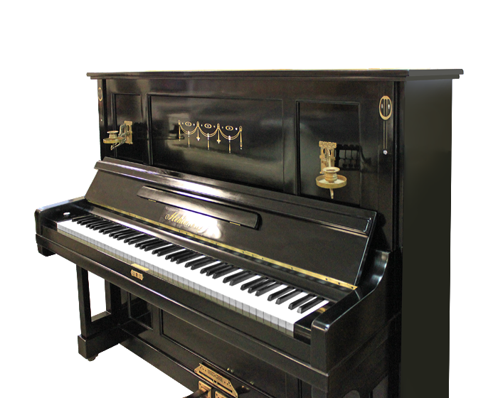 Чёрное фортепиано с подсвечниками