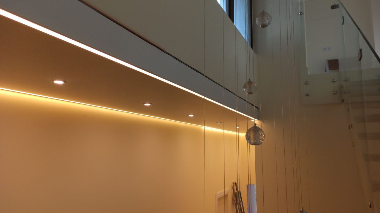 Светодиодная лента прячется под полотном в специальном алюминиевом профиле с двойным монтажным пазом