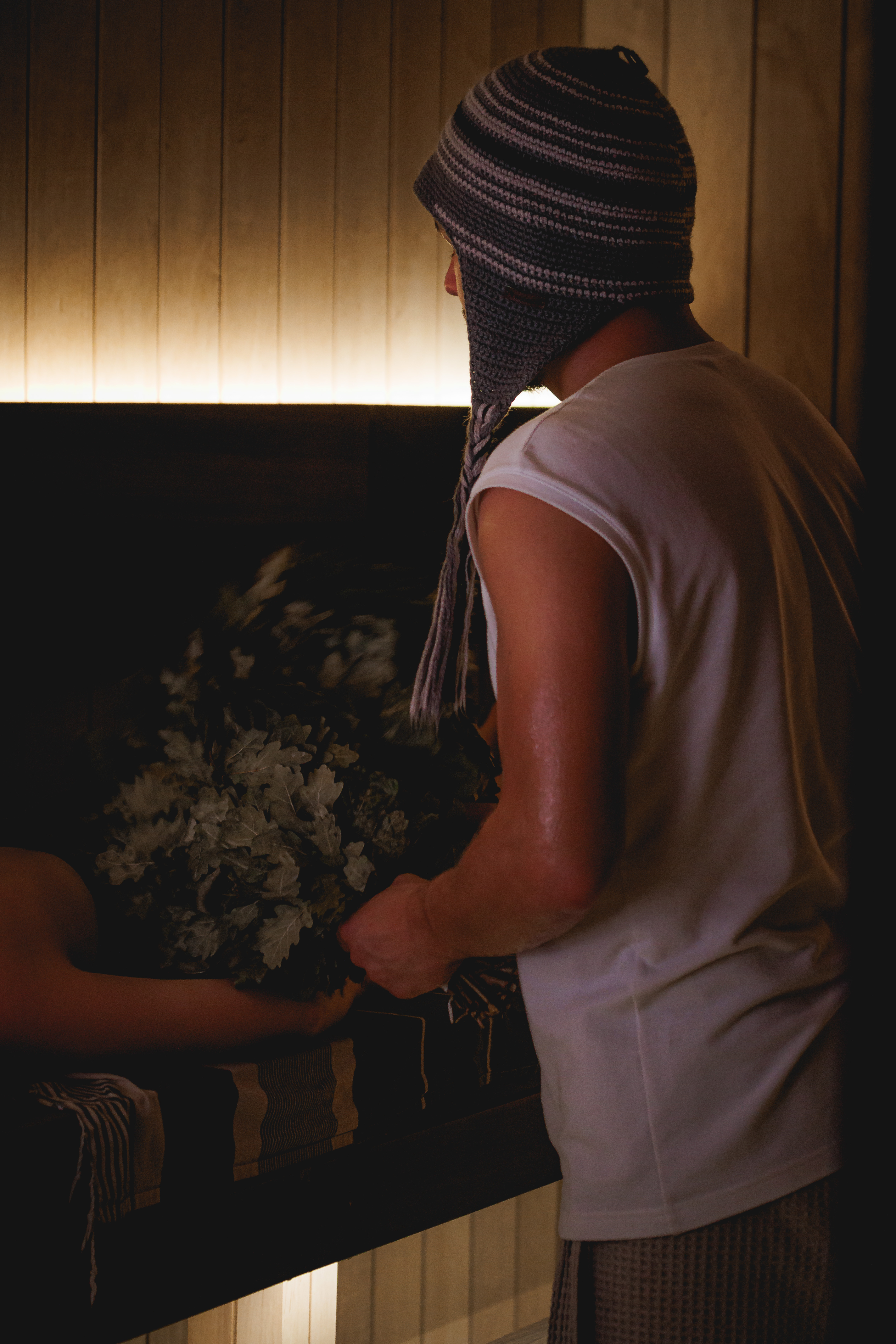 Пармейстер с веником в парной